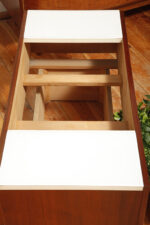 Prostokątny mahoniowy kwietnik/ława/stolik pomocnik/stolik kawowy z dwoma szklanymi białymi blatami i plastikowym wyjmowanym wkładem na kwiaty, Czechosłowacja, lata 70. - obrazek 32