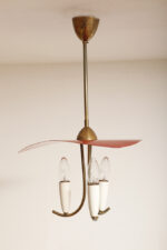 Trzypunktowa metalowa lampa wisząca/sufitowa z trzema zakrzywionymi ramionami w kolorze starego złota zakończonymi źródłami światła z metalowym czerwonym lekko profilowanym trójkątnym kloszem nad nimi, Mid Century Modern, Niemcy, lata 50. - obrazek 27