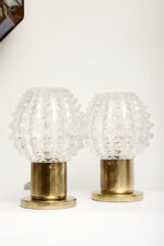 Dwie jednopunktowe metalowe lampki biurkowe/nocne/kinkiety ze szklanymi grubo ciętymi kloszami i podstawami w kolorze starego złota, Lustry Kamenický Šenov, Czechosłowacja, lata 60. - obrazek 26