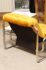 Niski i szeroki fotel "Borkum" z poduchą i podłokietnikami z żółtego weluru osadzonych na metalowej chromowanej konstrukcji, projekt Johan Bertil Häggström, Ikea, Szwecja, wzór z 1978 roku - obrazek 31