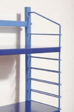 Modułowa wolnostojąca szafka/regał/biblioteczka na metalowej niebieskiej konstrukcji z pięcioma metalowymi półkami z regulowaną wysokością, Drentea, Holandia, lata 60. - obrazek 29