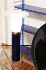 Wysoka jednopunktowa lampa stołowa ze szklaną ciemnogranatową podstawą i mlecznobiałym białym akrylowym klosze z rondem, projekt Uno & Östen Kristiansson dla Luxus, Szwecja, lata 70. - obrazek 27