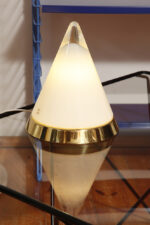 Nieduża ciężka jednopunktowa stożkowa mlecznobiała szklana lampka nocna/biurkowa "Kibo" z okrągłą złotą metalową podstawą, Peill & Putzler, Niemcy, lata 70 - obrazek 27