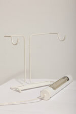 Biała duża jednopunktowa metalowa industrialna lampa biurkowa ze zdejmowanym kloszem z jarzeniówką, Woja Holland, Holandia, lata 80. - obrazek 27