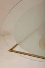 Duża lampa sufitowa "Olympia 2731" z okrągłym masywnym szklanym kloszem w kształcie koła zawieszonym na stalowej złotej konstrukcji, projekt Daniel Puppa dla Fontana Arte/Mediolan, Włochy, wzór z 1984 roku - obrazek 26