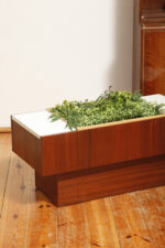 Prostokątny mahoniowy kwietnik/ława/stolik pomocnik/stolik kawowy z dwoma szklanymi białymi blatami i plastikowym wyjmowanym wkładem na kwiaty, Czechosłowacja, lata 70. - obrazek 33