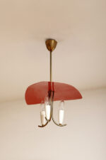 Trzypunktowa metalowa lampa wisząca/sufitowa z trzema zakrzywionymi ramionami w kolorze starego złota zakończonymi źródłami światła z metalowym czerwonym lekko profilowanym trójkątnym kloszem nad nimi, Mid Century Modern, Niemcy, lata 50. - obrazek 28