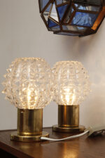 Dwie jednopunktowe metalowe lampki biurkowe/nocne/kinkiety ze szklanymi grubo ciętymi kloszami i podstawami w kolorze starego złota, Lustry Kamenický Šenov, Czechosłowacja, lata 60. - obrazek 27