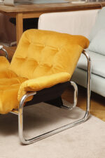 Niski i szeroki fotel "Borkum" z poduchą i podłokietnikami z żółtego weluru osadzonych na metalowej chromowanej konstrukcji, projekt Johan Bertil Häggström, Ikea, Szwecja, wzór z 1978 roku - obrazek 32