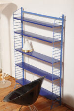Modułowa wolnostojąca szafka/regał/biblioteczka na metalowej niebieskiej konstrukcji z pięcioma metalowymi półkami z regulowaną wysokością, Drentea, Holandia, lata 60. - obrazek 30