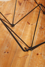 Kwadratowy stolik kawowy na metalowej czarnej konstrukcji ze szklanym przeźroczystym hartowanym blatem w stylu "Alanda" projektu Paolo Piva dla B&B Italia, lata 80. - obrazek 28