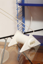 Biała jednopunktowa geometryczna plastikowo-metalowo-drewniana lampa biurkowa w stylu Memphis firmy Woja Holland, Holandia, lata 80. - obrazek 28