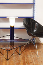 Wysoka jednopunktowa lampa stołowa ze szklaną ciemnogranatową podstawą i mlecznobiałym białym akrylowym klosze z rondem, projekt Uno & Östen Kristiansson dla Luxus, Szwecja, lata 70. - obrazek 28