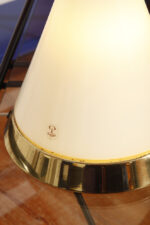 Nieduża ciężka jednopunktowa stożkowa mlecznobiała szklana lampka nocna/biurkowa "Kibo" z okrągłą złotą metalową podstawą, Peill & Putzler, Niemcy, lata 70 - obrazek 28