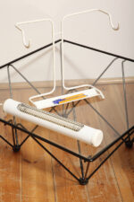 Biała duża jednopunktowa metalowa industrialna lampa biurkowa ze zdejmowanym kloszem z jarzeniówką, Woja Holland, Holandia, lata 80. - obrazek 28