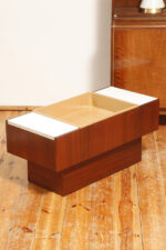 Prostokątny mahoniowy kwietnik/ława/stolik pomocnik/stolik kawowy z dwoma szklanymi białymi blatami i plastikowym wyjmowanym wkładem na kwiaty, Czechosłowacja, lata 70. - obrazek 34