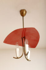 Trzypunktowa metalowa lampa wisząca/sufitowa z trzema zakrzywionymi ramionami w kolorze starego złota zakończonymi źródłami światła z metalowym czerwonym lekko profilowanym trójkątnym kloszem nad nimi, Mid Century Modern, Niemcy, lata 50. - obrazek 29
