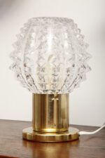 Dwie jednopunktowe metalowe lampki biurkowe/nocne/kinkiety ze szklanymi grubo ciętymi kloszami i podstawami w kolorze starego złota, Lustry Kamenický Šenov, Czechosłowacja, lata 60. - obrazek 28