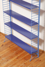 Modułowa wolnostojąca szafka/regał/biblioteczka na metalowej niebieskiej konstrukcji z pięcioma metalowymi półkami z regulowaną wysokością, Drentea, Holandia, lata 60. - obrazek 31