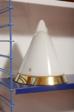 Nieduża ciężka jednopunktowa stożkowa mlecznobiała szklana lampka nocna/biurkowa "Kibo" z okrągłą złotą metalową podstawą, Peill & Putzler, Niemcy, lata 70 - obrazek 29