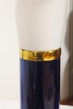 Wysoka jednopunktowa lampa stołowa ze szklaną ciemnogranatową podstawą i mlecznobiałym białym akrylowym klosze z rondem, projekt Uno & Östen Kristiansson dla Luxus, Szwecja, lata 70. - obrazek 29