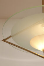 Duża lampa sufitowa "Olympia 2731" z okrągłym masywnym szklanym kloszem w kształcie koła zawieszonym na stalowej złotej konstrukcji, projekt Daniel Puppa dla Fontana Arte/Mediolan, Włochy, wzór z 1984 roku - obrazek 28