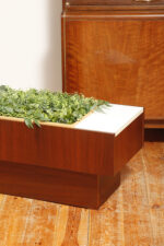 Prostokątny mahoniowy kwietnik/ława/stolik pomocnik/stolik kawowy z dwoma szklanymi białymi blatami i plastikowym wyjmowanym wkładem na kwiaty, Czechosłowacja, lata 70. - obrazek 35