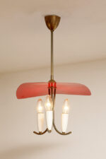Trzypunktowa metalowa lampa wisząca/sufitowa z trzema zakrzywionymi ramionami w kolorze starego złota zakończonymi źródłami światła z metalowym czerwonym lekko profilowanym trójkątnym kloszem nad nimi, Mid Century Modern, Niemcy, lata 50. - obrazek 30