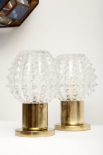 Dwie jednopunktowe metalowe lampki biurkowe/nocne/kinkiety ze szklanymi grubo ciętymi kloszami i podstawami w kolorze starego złota, Lustry Kamenický Šenov, Czechosłowacja, lata 60. - obrazek 29