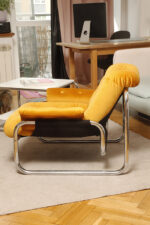 Niski i szeroki fotel "Borkum" z poduchą i podłokietnikami z żółtego weluru osadzonych na metalowej chromowanej konstrukcji, projekt Johan Bertil Häggström, Ikea, Szwecja, wzór z 1978 roku - obrazek 34