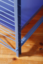 Modułowa wolnostojąca szafka/regał/biblioteczka na metalowej niebieskiej konstrukcji z pięcioma metalowymi półkami z regulowaną wysokością, Drentea, Holandia, lata 60. - obrazek 32