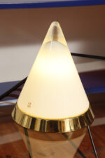 Nieduża ciężka jednopunktowa stożkowa mlecznobiała szklana lampka nocna/biurkowa "Kibo" z okrągłą złotą metalową podstawą, Peill & Putzler, Niemcy, lata 70 - obrazek 30