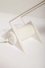 Biała jednopunktowa geometryczna plastikowo-metalowo-drewniana lampa biurkowa w stylu Memphis firmy Woja Holland, Holandia, lata 80. - obrazek 30