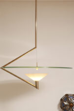 Duża lampa sufitowa "Olympia 2731" z okrągłym masywnym szklanym kloszem w kształcie koła zawieszonym na stalowej złotej konstrukcji, projekt Daniel Puppa dla Fontana Arte/Mediolan, Włochy, wzór z 1984 roku - obrazek 29