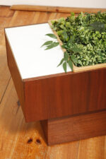 Prostokątny mahoniowy kwietnik/ława/stolik pomocnik/stolik kawowy z dwoma szklanymi białymi blatami i plastikowym wyjmowanym wkładem na kwiaty, Czechosłowacja, lata 70. - obrazek 36