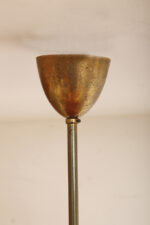 Trzypunktowa metalowa lampa wisząca/sufitowa z trzema zakrzywionymi ramionami w kolorze starego złota zakończonymi źródłami światła z metalowym czerwonym lekko profilowanym trójkątnym kloszem nad nimi, Mid Century Modern, Niemcy, lata 50. - obrazek 31