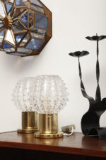 Dwie jednopunktowe metalowe lampki biurkowe/nocne/kinkiety ze szklanymi grubo ciętymi kloszami i podstawami w kolorze starego złota, Lustry Kamenický Šenov, Czechosłowacja, lata 60. - obrazek 30