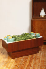 Prostokątny mahoniowy kwietnik/ława/stolik pomocnik/stolik kawowy z dwoma szklanymi białymi blatami i plastikowym wyjmowanym wkładem na kwiaty, Czechosłowacja, lata 70. - obrazek 4