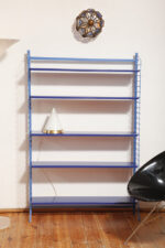 Modułowa wolnostojąca szafka/regał/biblioteczka na metalowej niebieskiej konstrukcji z pięcioma metalowymi półkami z regulowaną wysokością, Drentea, Holandia, lata 60. - obrazek 3