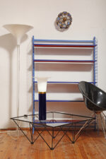 Wysoka jednopunktowa lampa stołowa ze szklaną ciemnogranatową podstawą i mlecznobiałym białym akrylowym klosze z rondem, projekt Uno & Östen Kristiansson dla Luxus, Szwecja, lata 70. - obrazek 3