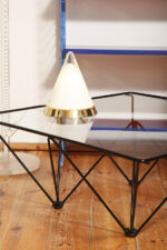 Nieduża ciężka jednopunktowa stożkowa mlecznobiała szklana lampka nocna/biurkowa "Kibo" z okrągłą złotą metalową podstawą, Peill & Putzler, Niemcy, lata 70 - obrazek 5