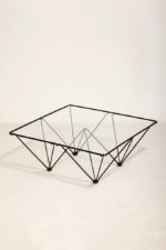 Kwadratowy stolik kawowy na metalowej czarnej konstrukcji ze szklanym przeźroczystym hartowanym blatem w stylu "Alanda" projektu Paolo Piva dla B&B Italia, lata 80. - obrazek 3