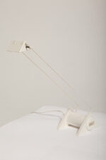 Biała jednopunktowa geometryczna plastikowo-metalowo-drewniana lampa biurkowa w stylu Memphis firmy Woja Holland, Holandia, lata 80. - obrazek 3