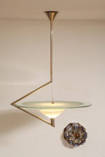 Duża lampa sufitowa "Olympia 2731" z okrągłym masywnym szklanym kloszem w kształcie koła zawieszonym na stalowej złotej konstrukcji, projekt Daniel Puppa dla Fontana Arte/Mediolan, Włochy, wzór z 1984 roku - obrazek 3