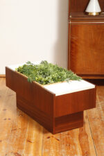 Prostokątny mahoniowy kwietnik/ława/stolik pomocnik/stolik kawowy z dwoma szklanymi białymi blatami i plastikowym wyjmowanym wkładem na kwiaty, Czechosłowacja, lata 70. - obrazek 3