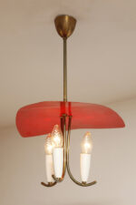 Trzypunktowa metalowa lampa wisząca/sufitowa z trzema zakrzywionymi ramionami w kolorze starego złota zakończonymi źródłami światła z metalowym czerwonym lekko profilowanym trójkątnym kloszem nad nimi, Mid Century Modern, Niemcy, lata 50. - obrazek 3