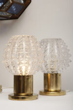 Dwie jednopunktowe metalowe lampki biurkowe/nocne/kinkiety ze szklanymi grubo ciętymi kloszami i podstawami w kolorze starego złota, Lustry Kamenický Šenov, Czechosłowacja, lata 60. - obrazek 3
