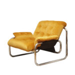 Niski i szeroki fotel "Borkum" z poduchą i podłokietnikami z żółtego weluru osadzonych na metalowej chromowanej konstrukcji, projekt Johan Bertil Häggström, Ikea, Szwecja, wzór z 1978 roku