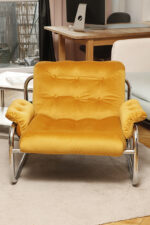 Niski i szeroki fotel "Borkum" z poduchą i podłokietnikami z żółtego weluru osadzonych na metalowej chromowanej konstrukcji, projekt Johan Bertil Häggström, Ikea, Szwecja, wzór z 1978 roku - obrazek 4