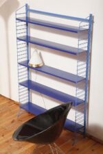 Modułowa wolnostojąca szafka/regał/biblioteczka na metalowej niebieskiej konstrukcji z pięcioma metalowymi półkami z regulowaną wysokością, Drentea, Holandia, lata 60. - obrazek 33